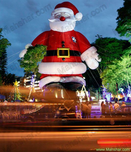 عکس نصب بابانوئل بزرگ پلاستیکی در سائو پائولوی برزیل