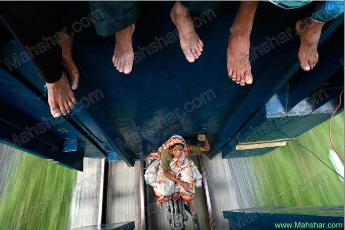 عکس شگفت انگیز : قطار سوار شدن زنان هندی!