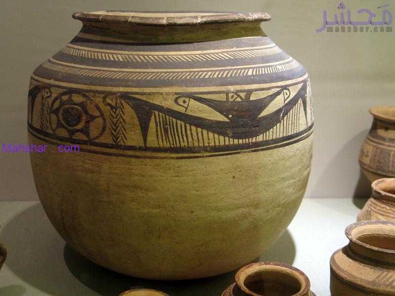 آثار به جا مانده در تپه گیان نهاوند در موزه مقدم تهران