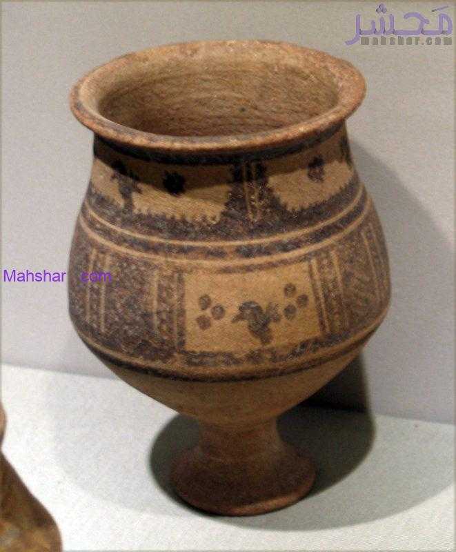 ظرف سفالی نخودی منقوش تپه گیان 4- 2500 پ م – موزه مقدم تهران