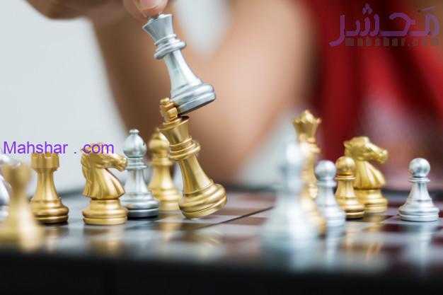 hand woman playing chess شطرنج 2 به دلیلی بسیار مهم حتما شطرنج بازی کنید