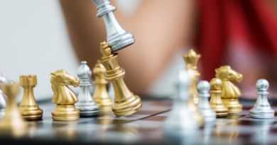 hand woman playing chess شطرنج 6 به دلیلی بسیار مهم حتما شطرنج بازی کنید