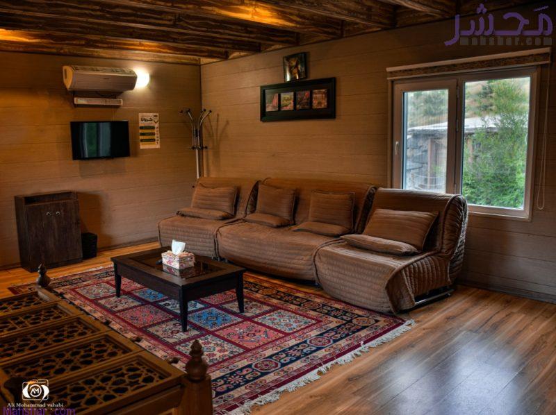 نمای نشیمن محل اقامت و اجاره کلبه چوبی مدرن و مجهز